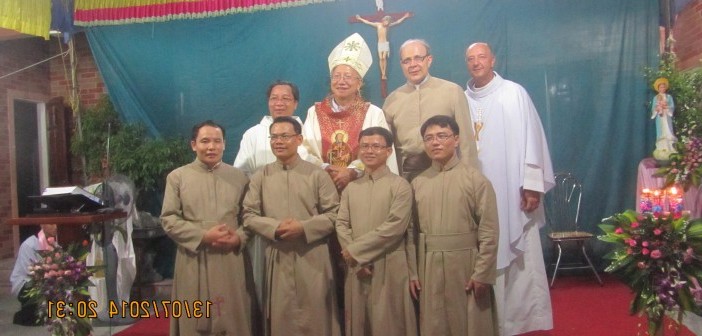 Các thành viên MSA và giám mục Phao-lô